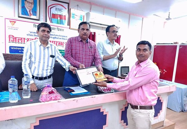 An FRHS India colleague receiving a certificate from district health officials